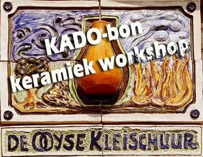 Bordje voor de KADO-bon keramiek workshop in De Ooyse Kleischuur, met keramiek en warme aardse kleuren.