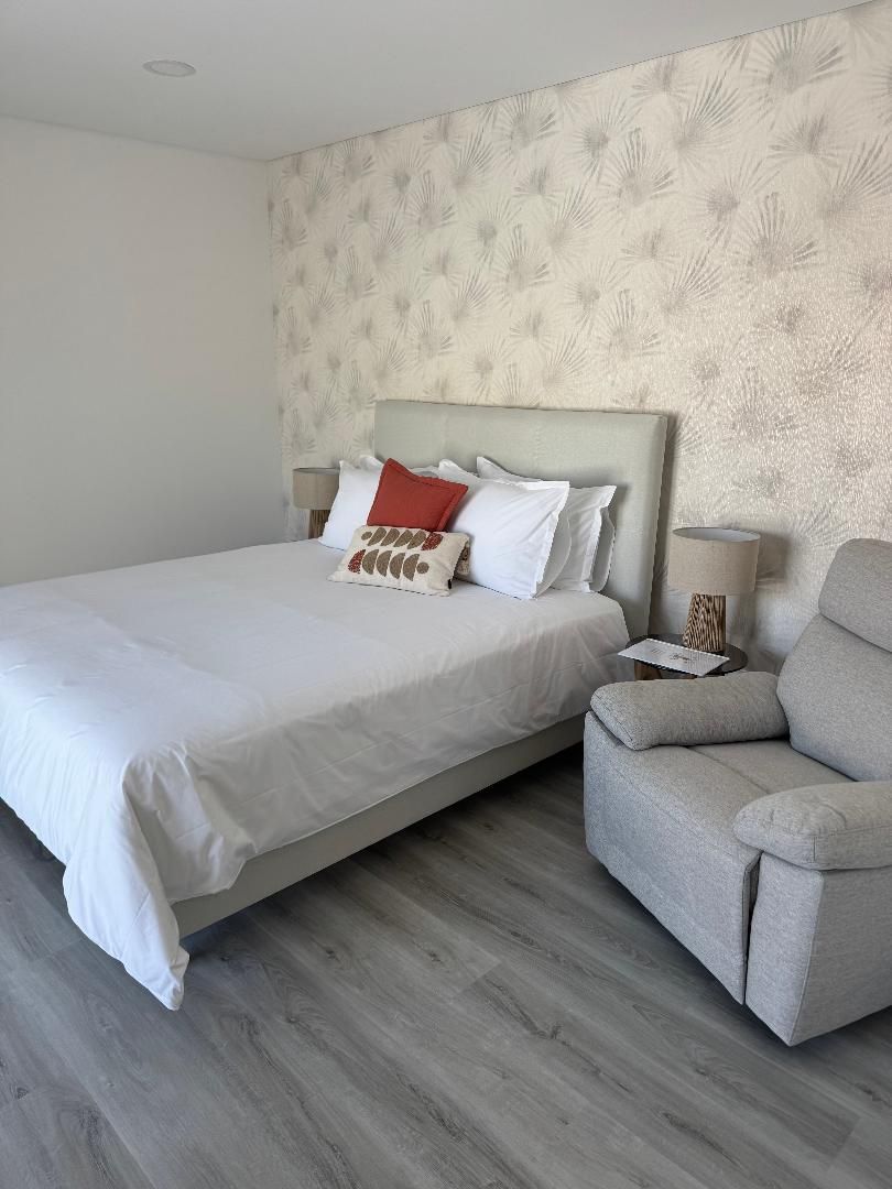 Queen bed with sitting area