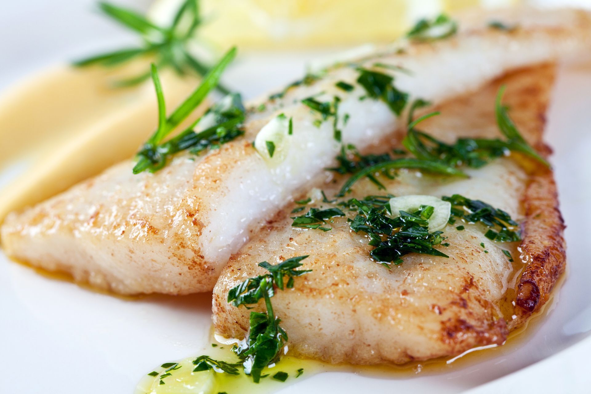 Un primo piano di un piatto di cibo con pesce e purè di patate