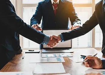 Clients shaking hands after completing a deal.