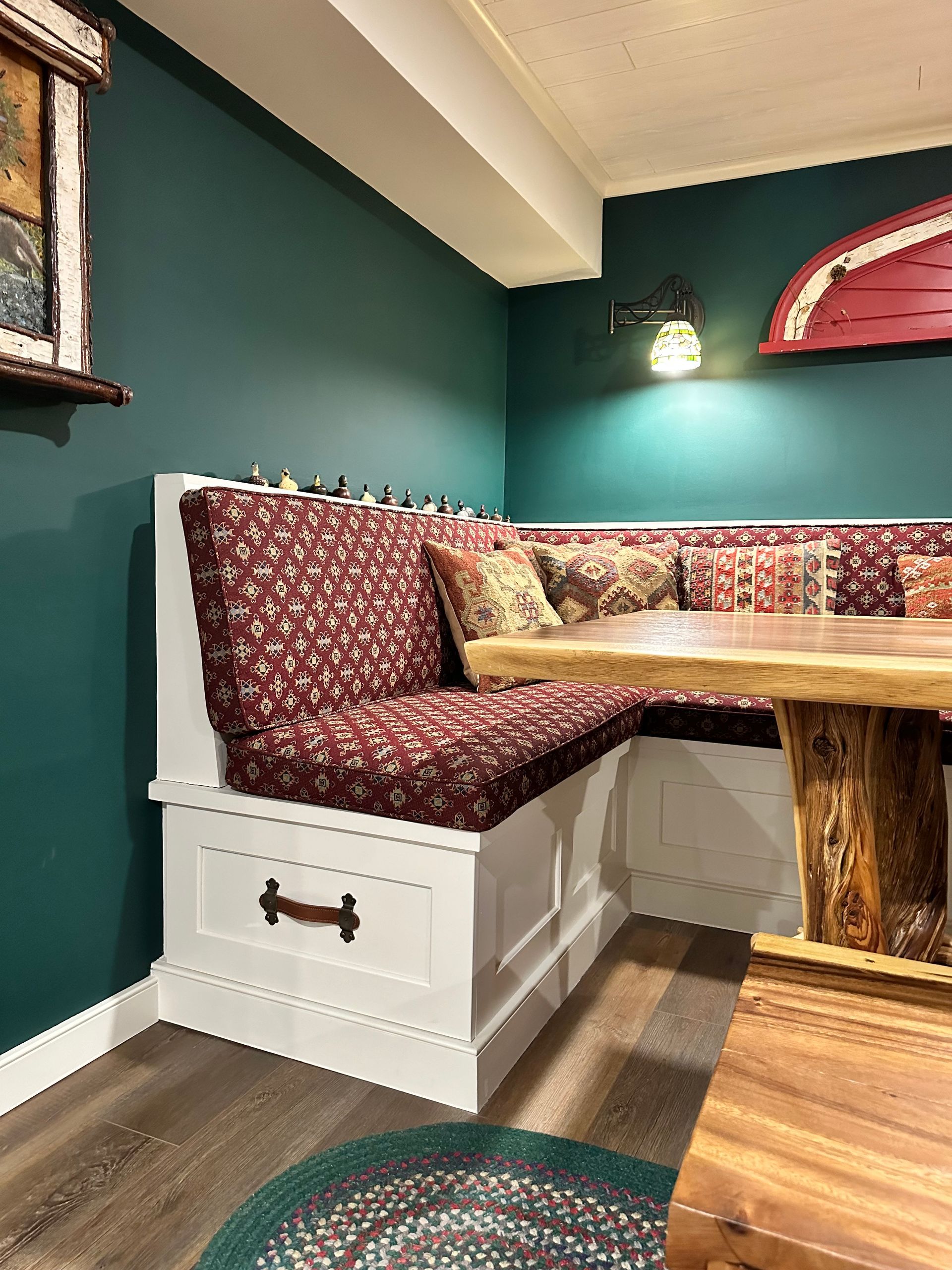 A room with a bench and a table in it.