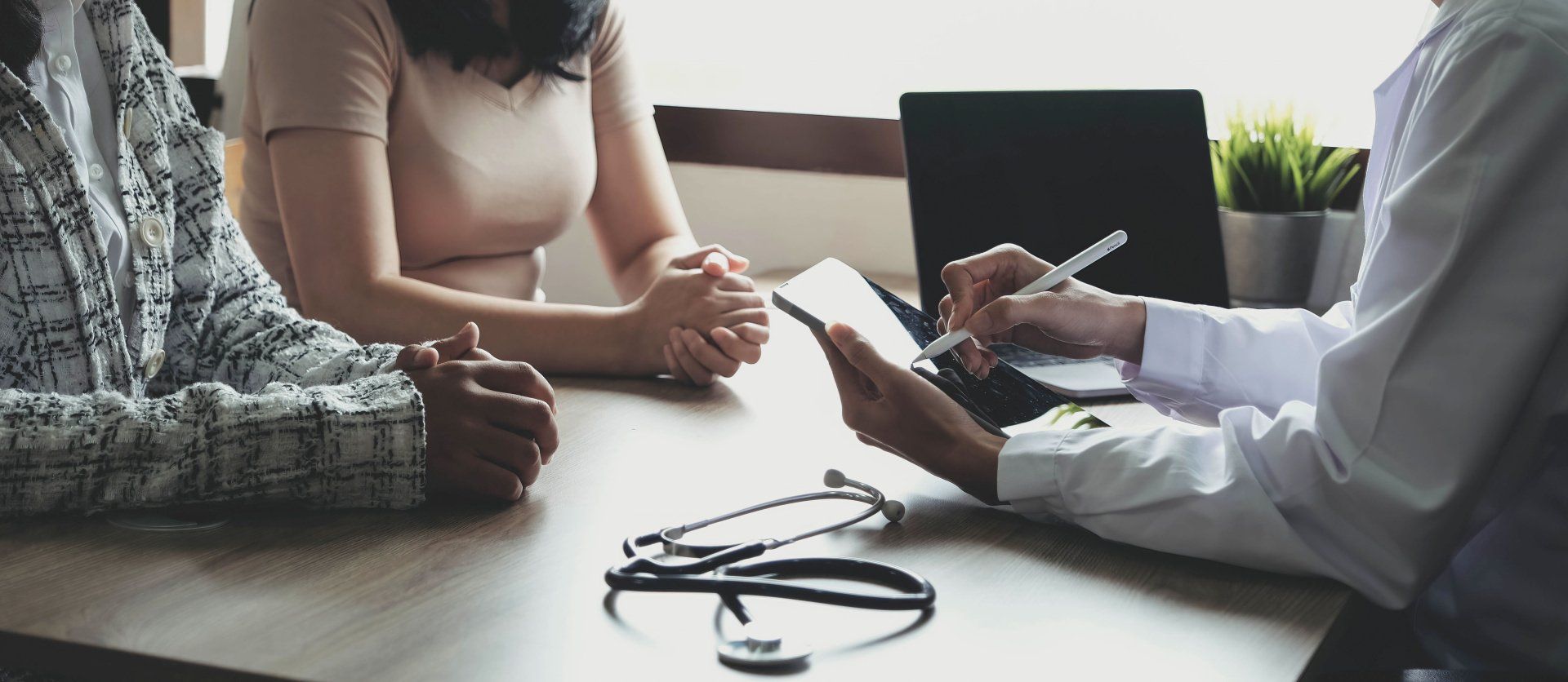 doctor talking to patients - Trimedic