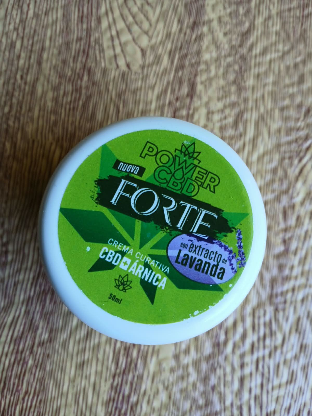 Envase para productos orgánicos Green Power Forte sobre una superficie de madera.