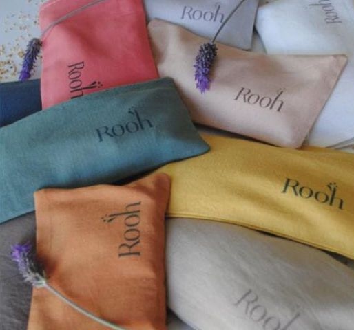 Bolsas de regalo Rooh de colores variados dispuestas juntas sobre una superficie blanca.