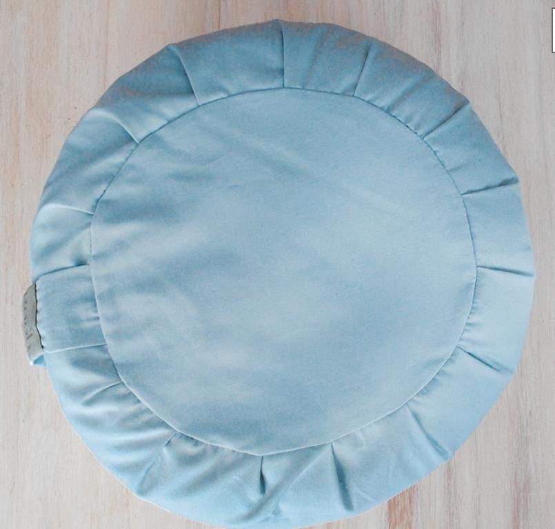 Relleno con semillas naturales, brinda soporte y confort para aliviar la tensión del cuello y los hombros. Ideal para momentos de descanso, relajación, meditación o prácticas de bienestar.