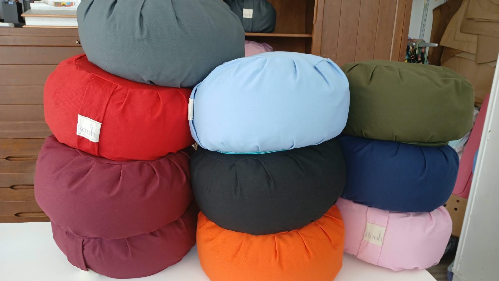 En el interior, se apilaron cojines redondos de colores dispuestos en dos columnas: rojo, gris, azul claro, verde, negro, azul marino, rosa y naranja.