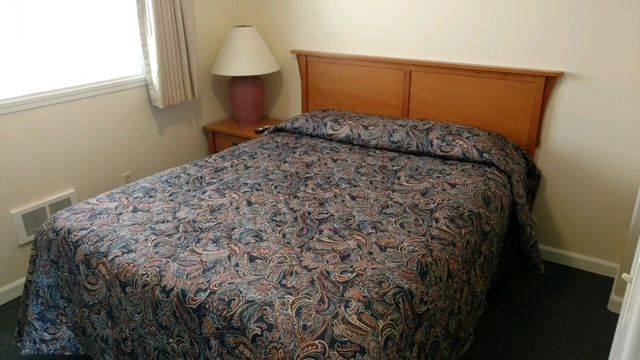 tandard queen room at Sunset Highway Motor Inn, East Wenatchee WA