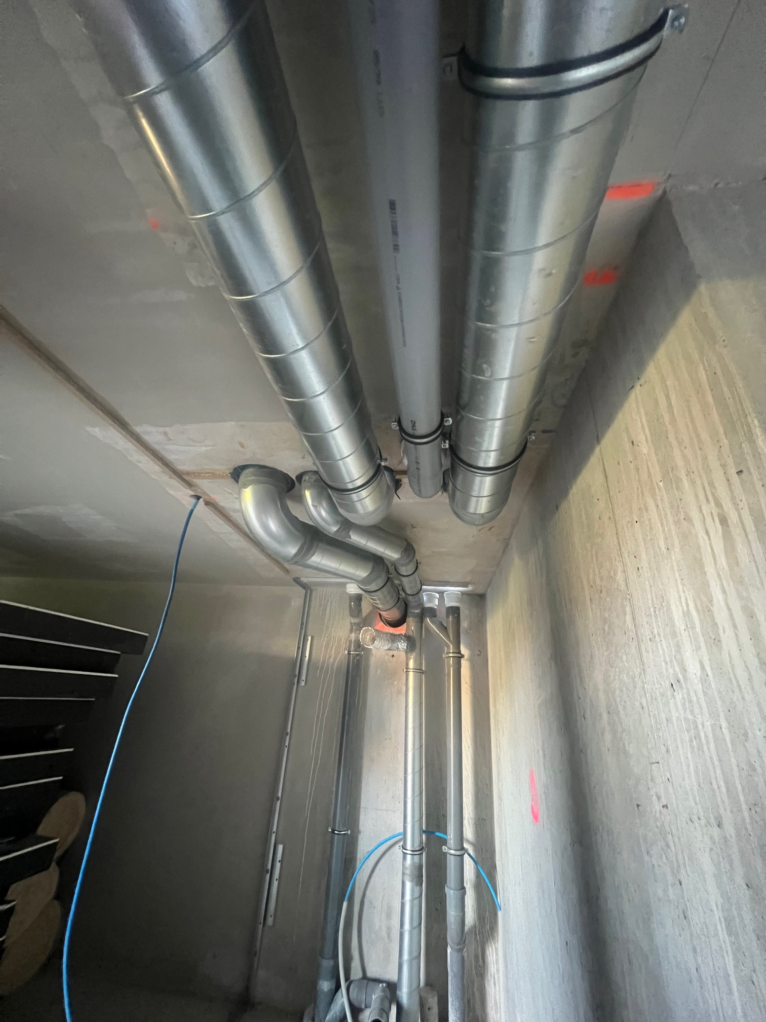 Vue du plafond des conduits et tuyaux de ventilation