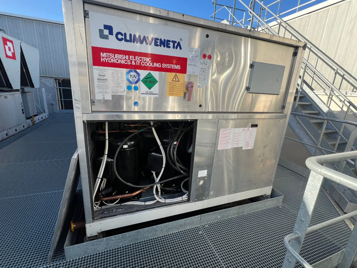 Unité de climatisation industrielle sur un toit