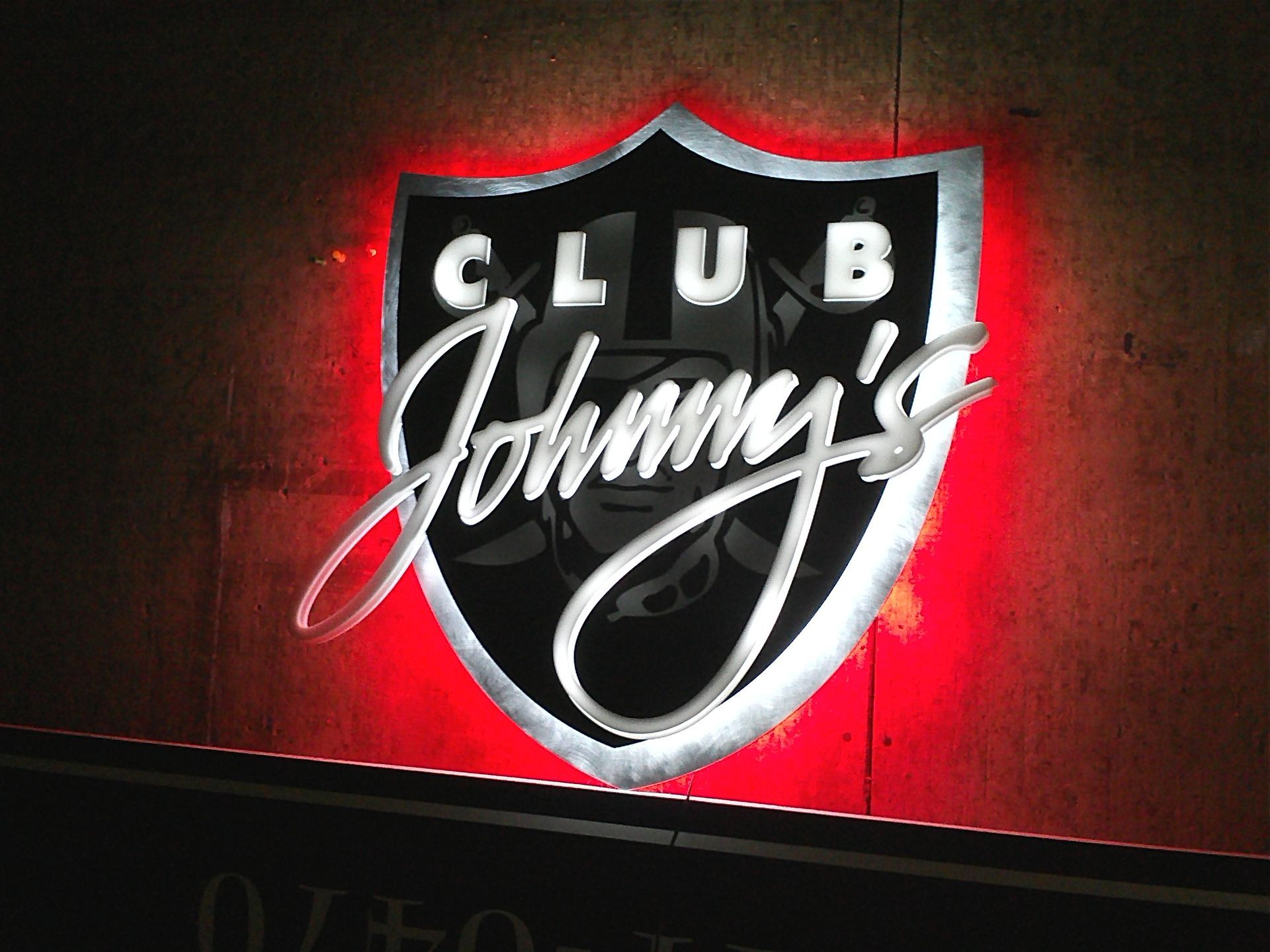 A sign that says club johnny 's on it