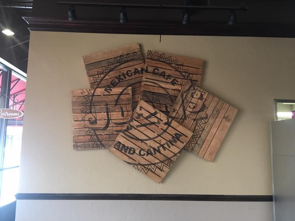 A sign on a wall that says ' puerto cafe ' on it