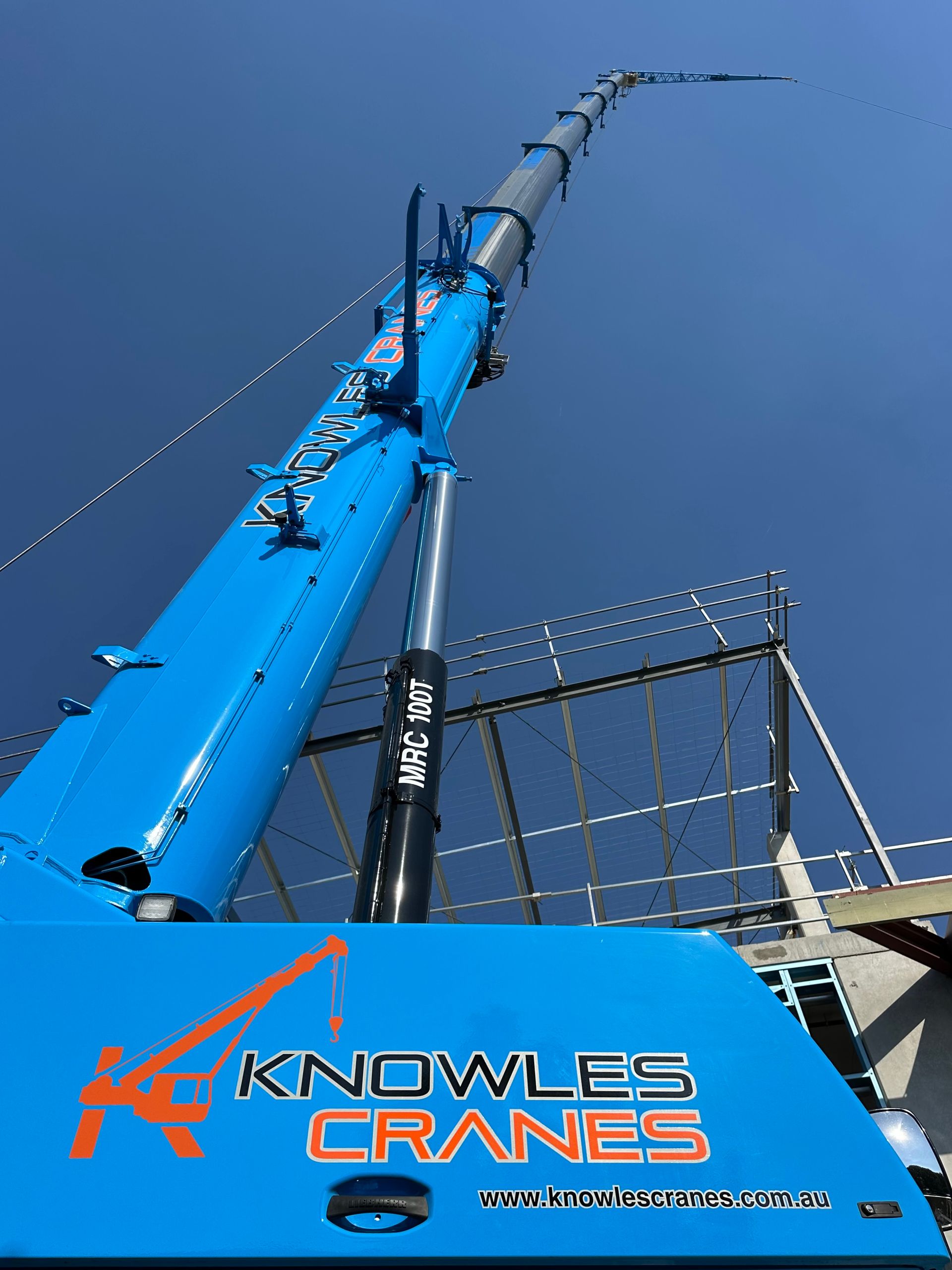 Tight access, no problem Knowles Cranes setting up dual lifts in confined commercial zones with precision and control.