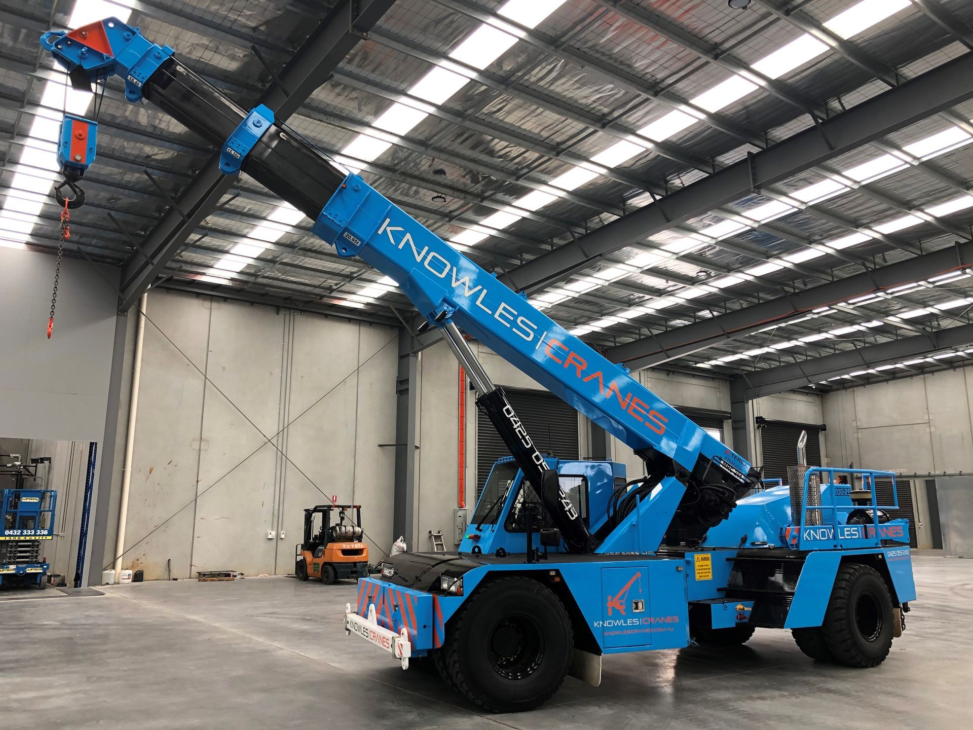 Portable crane vehicle