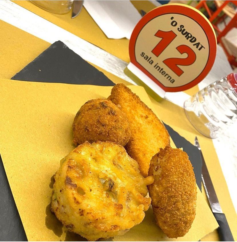 Un piatto di cibo con un cartello che dice 