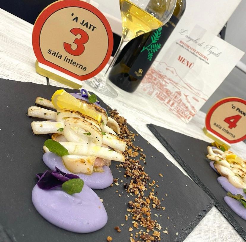 Un piatto di cibo con un cartello che dice 