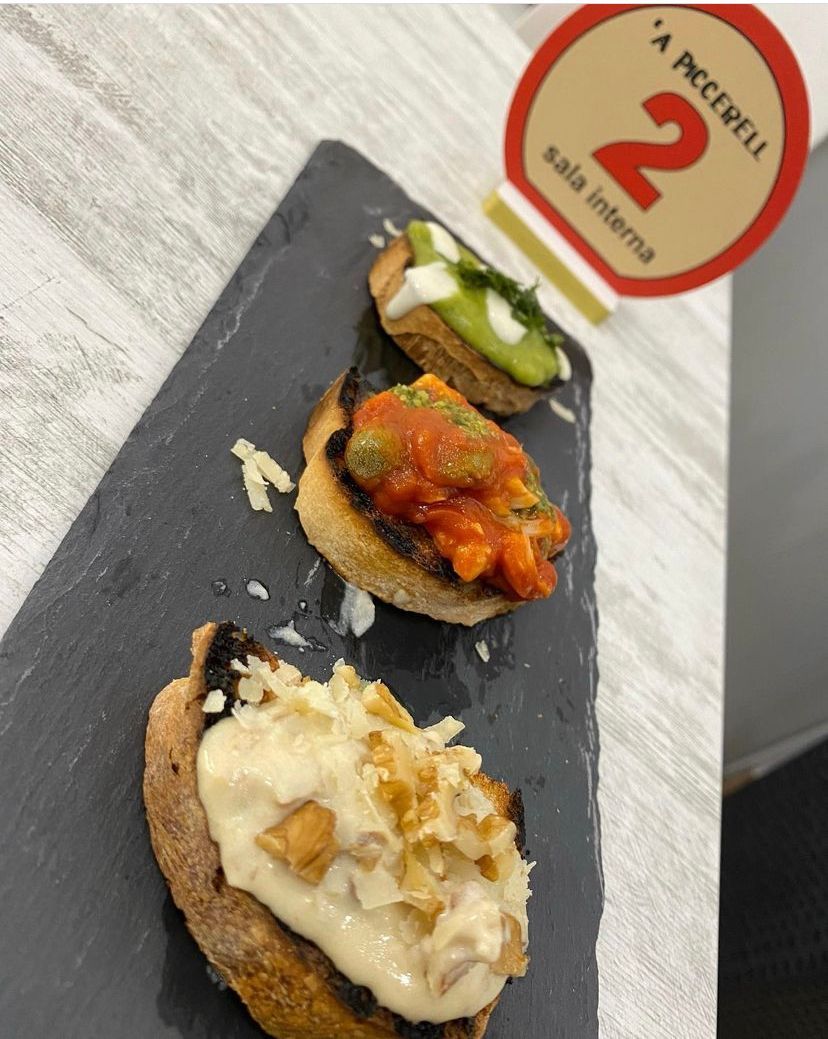 Un piatto di cibo con un cartello che dice sala interna