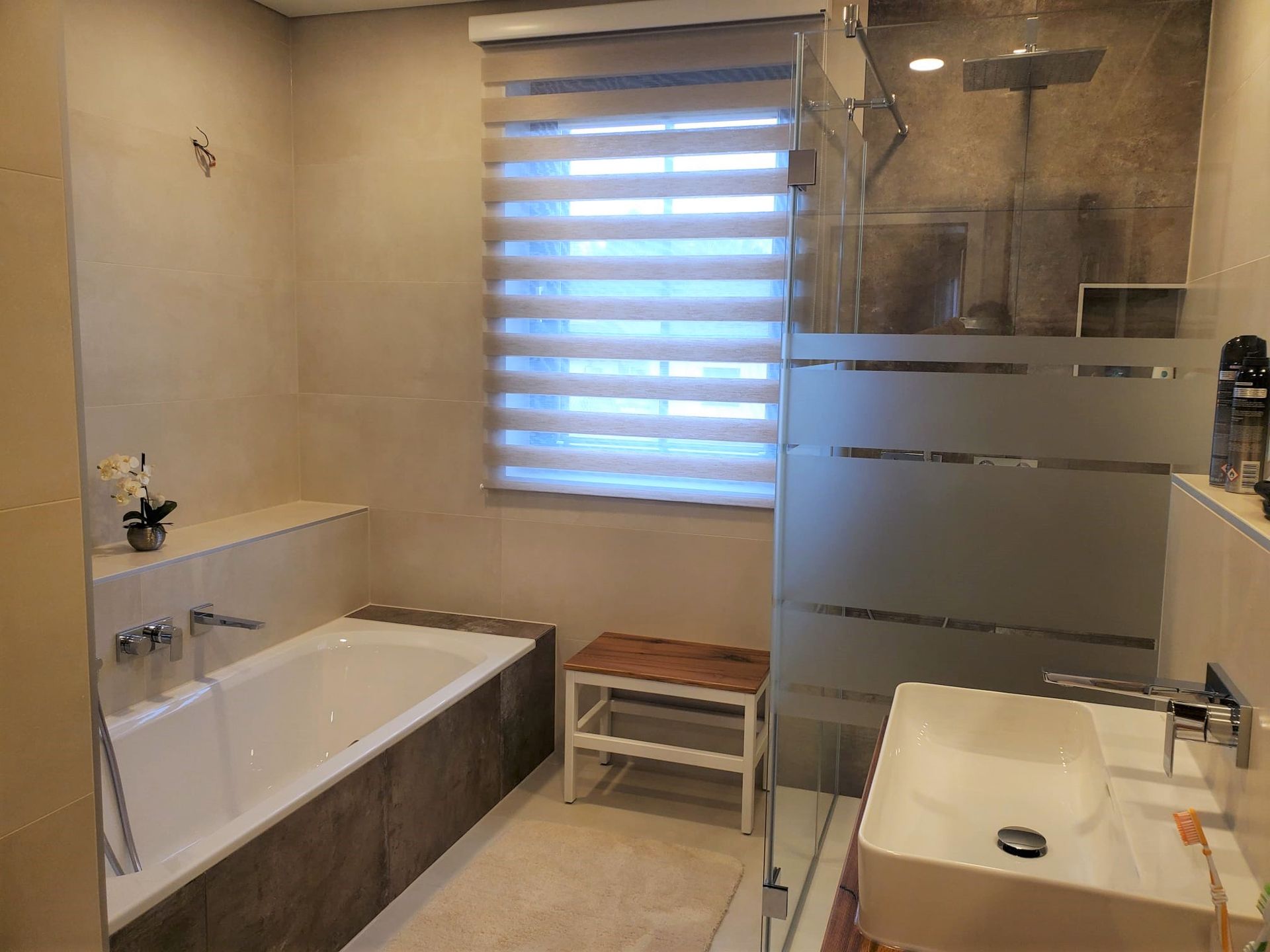 Ein Badezimmer mit Badewanne, Waschbecken und Dusche.