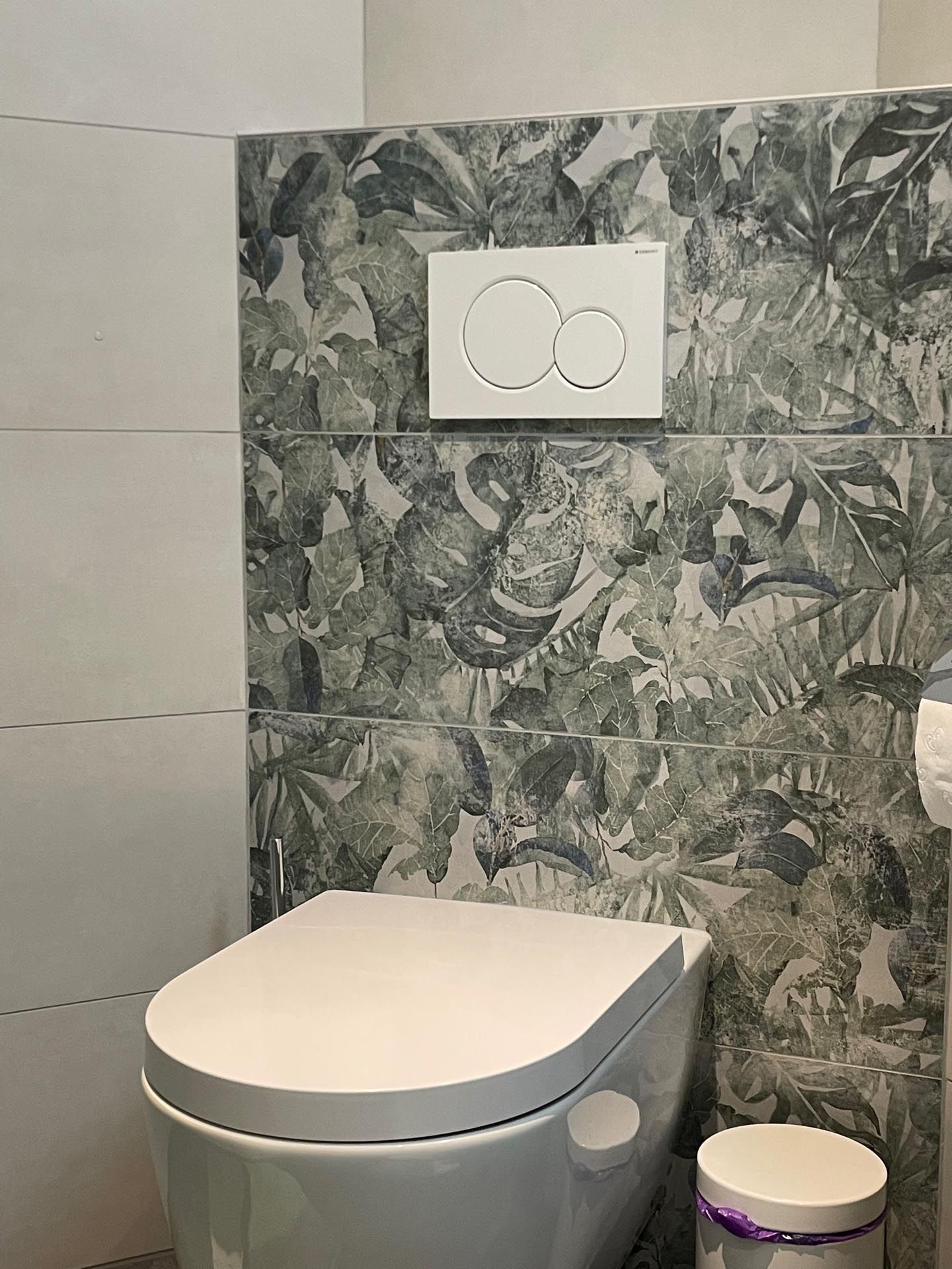 Ein Badezimmer mit Toilette und Mülleimer.