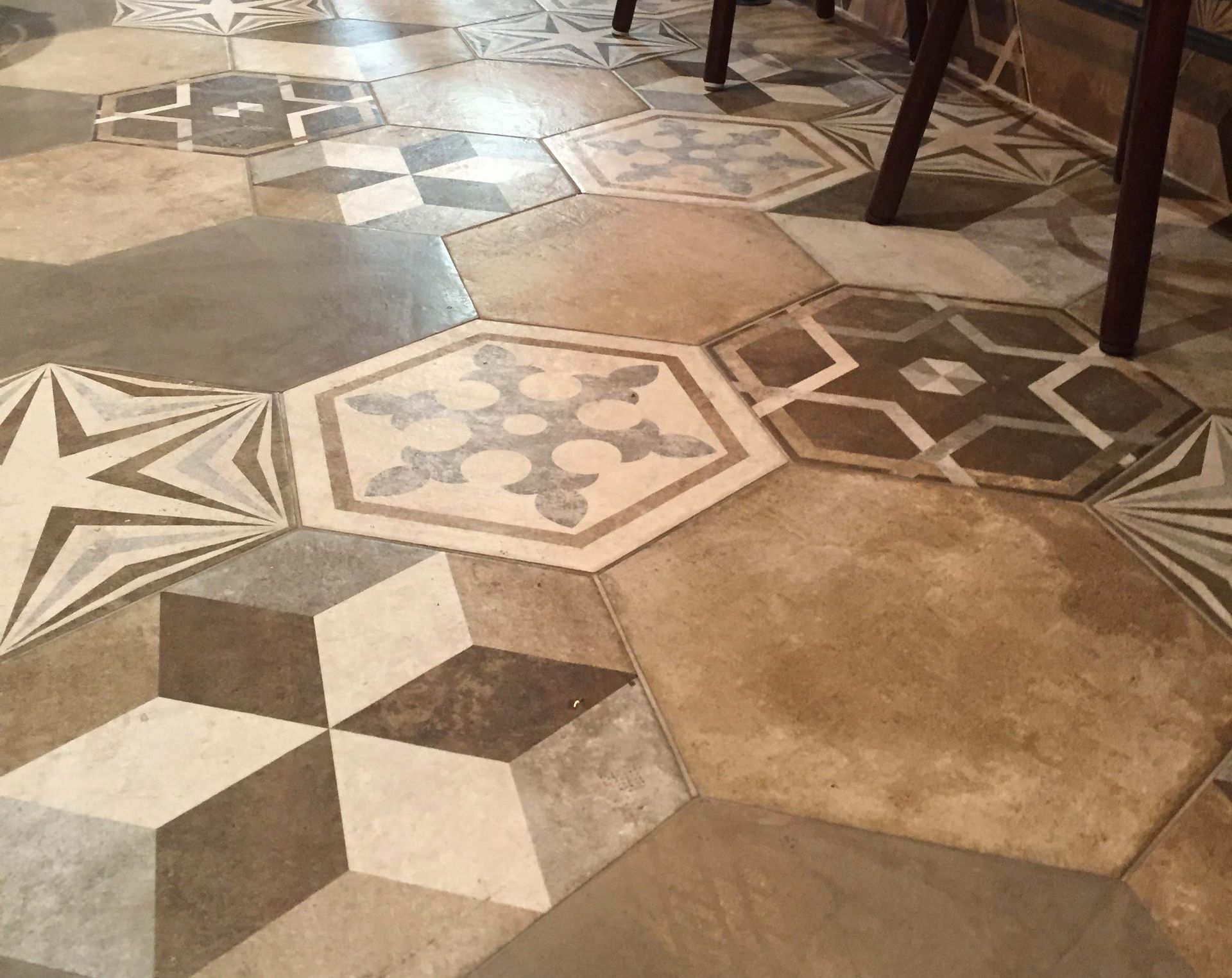Ein gefliester Boden mit einem geometrischen Muster darauf