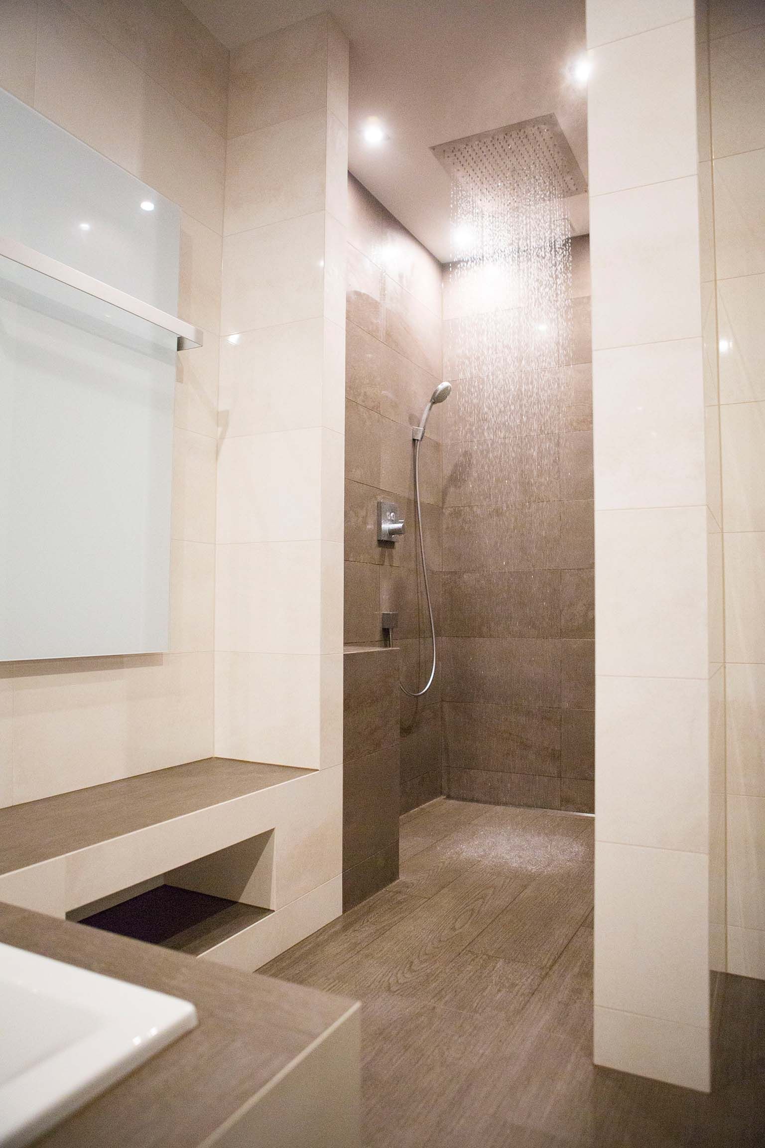 Ein Badezimmer mit ebenerdiger Dusche aus Fliesen und Waschbecken