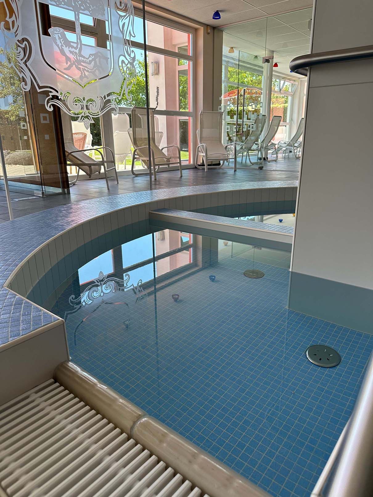 In der Mitte des Raumes befindet sich ein großer Swimmingpool.