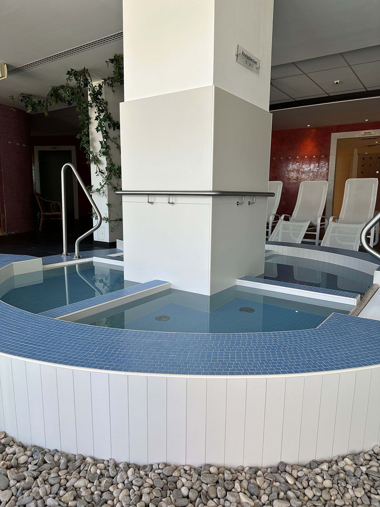 In der Mitte des Raumes befindet sich ein großer Pool.