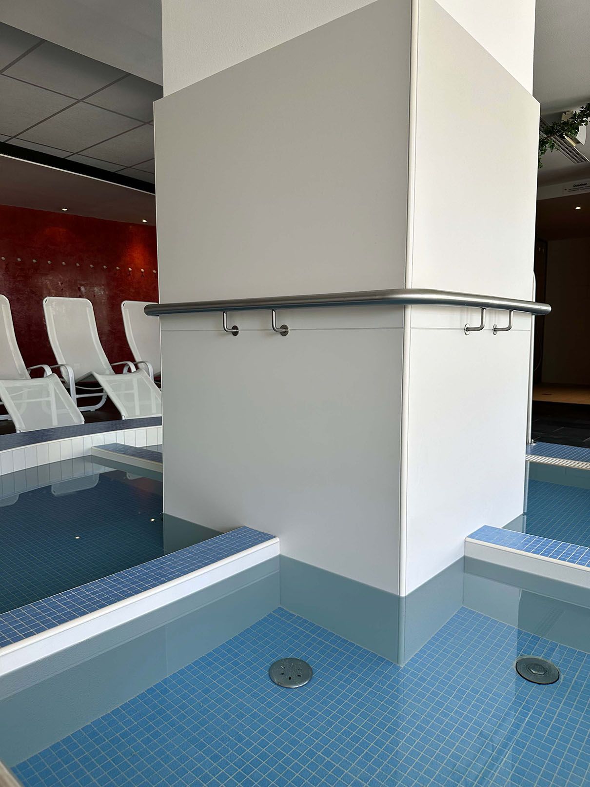 Ein Schwimmbecken mit einer Säule in der Mitte