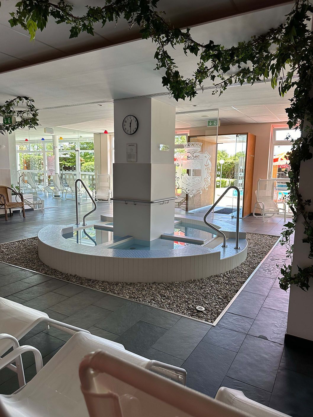 In der Mitte des Raumes befindet sich ein Pool mit Mosaikfliesen.