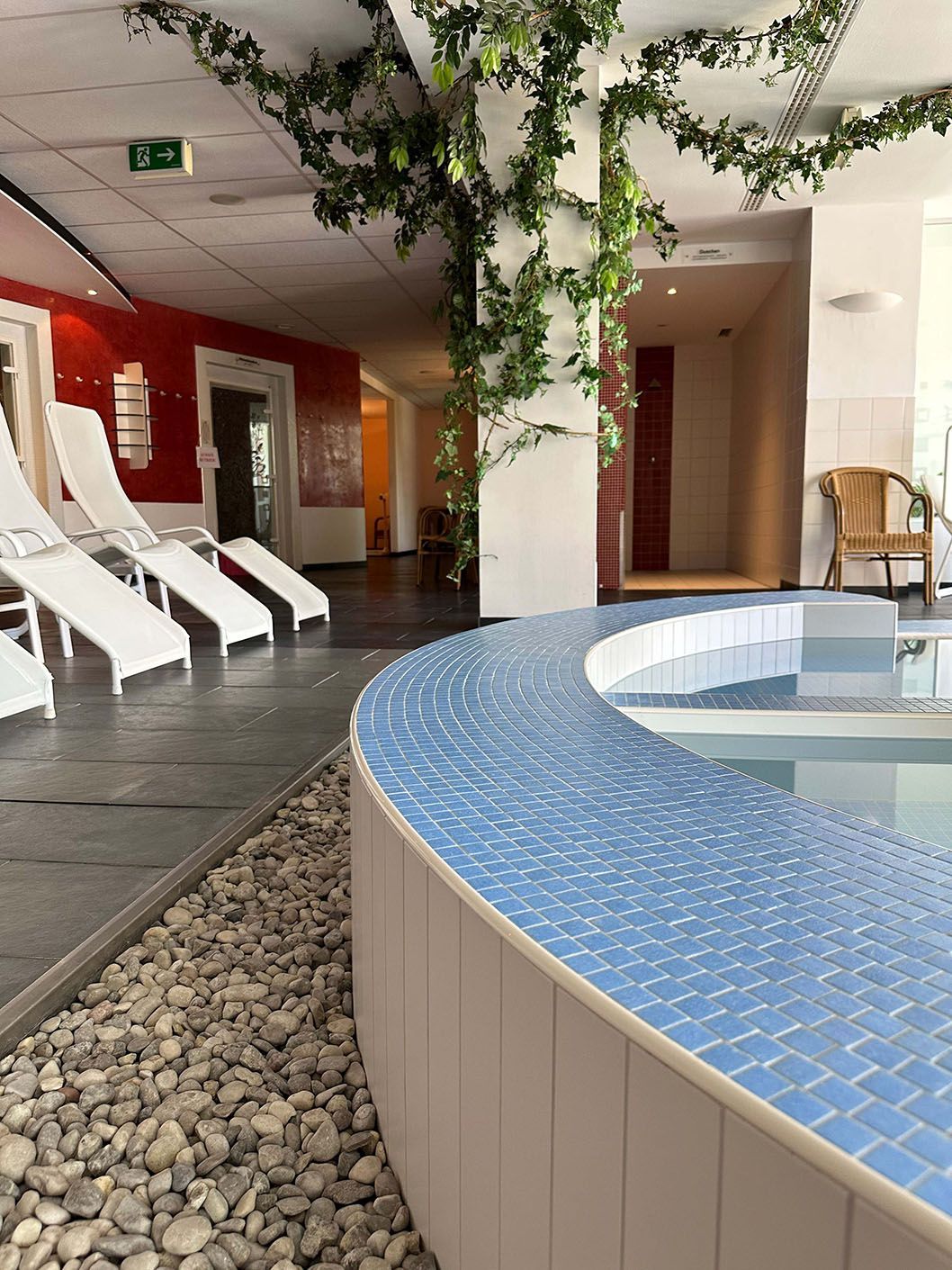 In der Mitte des Raumes befindet sich ein Swimmingpool.