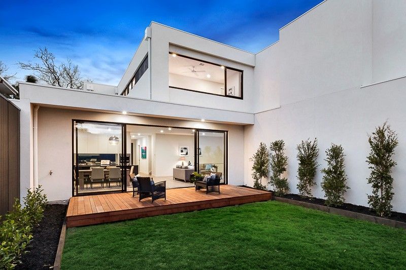 Modern White House With Lit Patio, Lawn, and Large Windows — KM Custom Homes In Mount Eliza, VIC