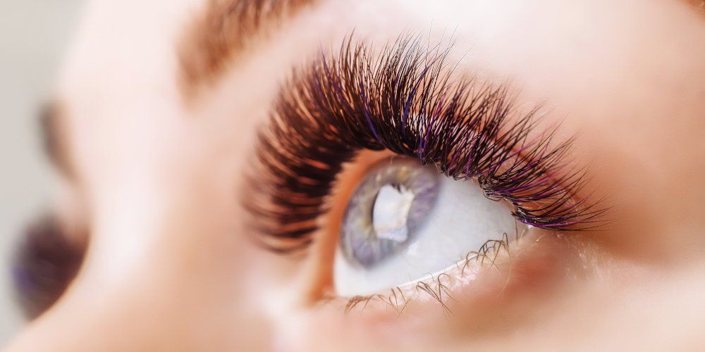 Eine Nahaufnahme des Auges einer Frau mit langen Wimpern.