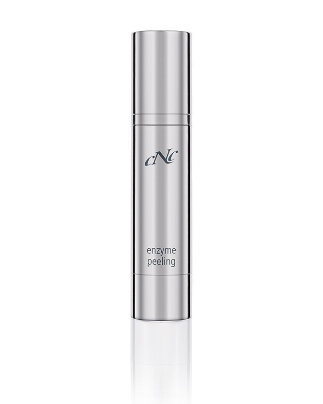 Eine silberne Flasche Peelinglotion auf weißem Hintergrund.
