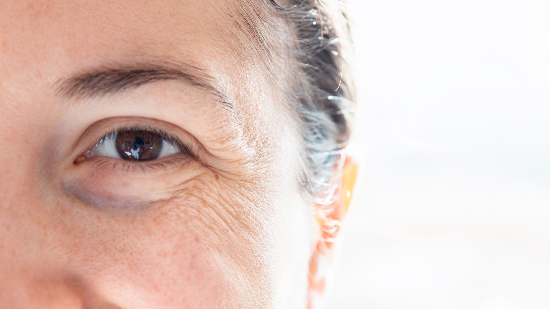 Eine Nahaufnahme des Auges einer Frau mit einem blauen Auge.
