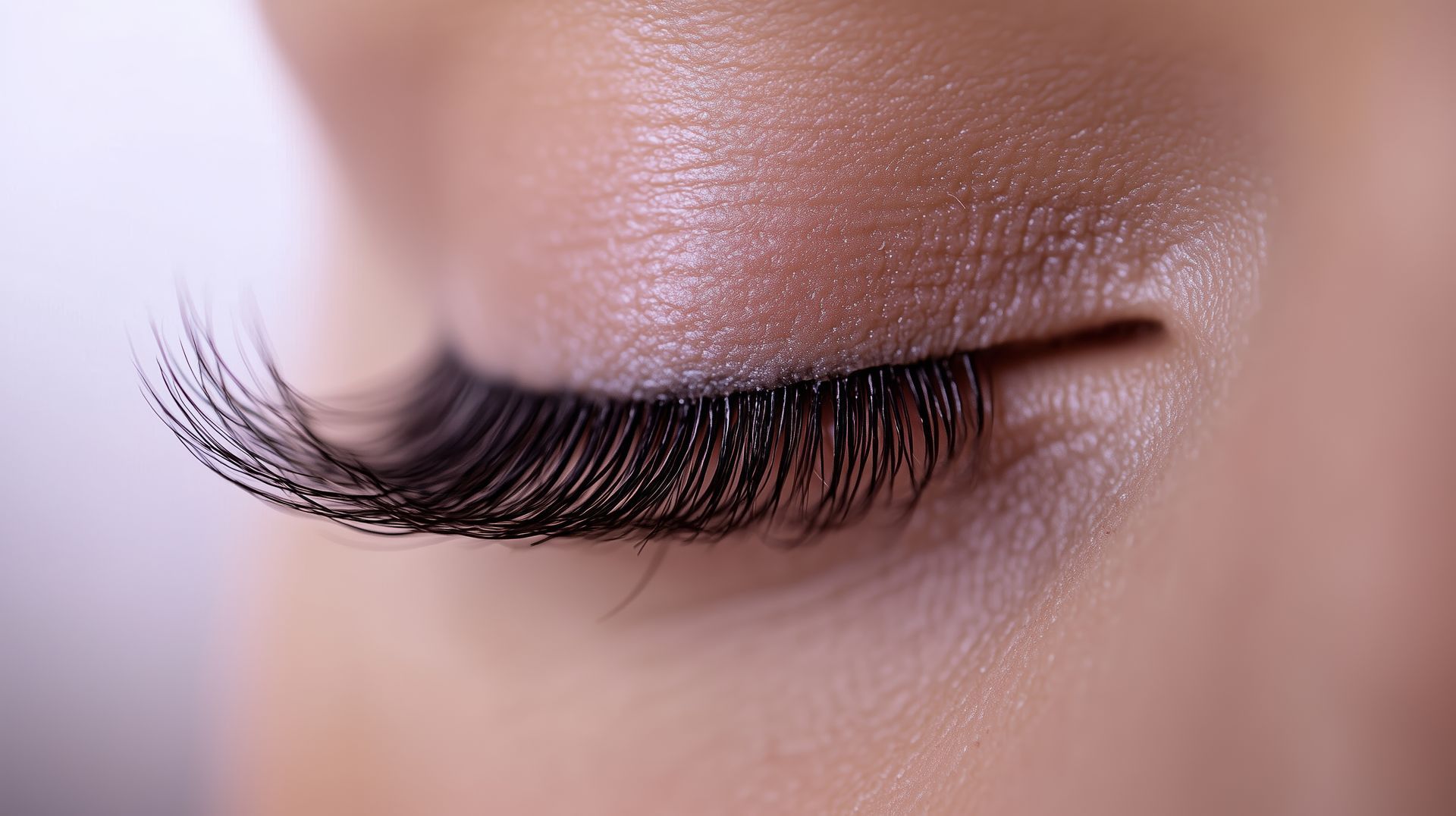 Eine Nahaufnahme des Auges einer Frau mit langen Wimpern.