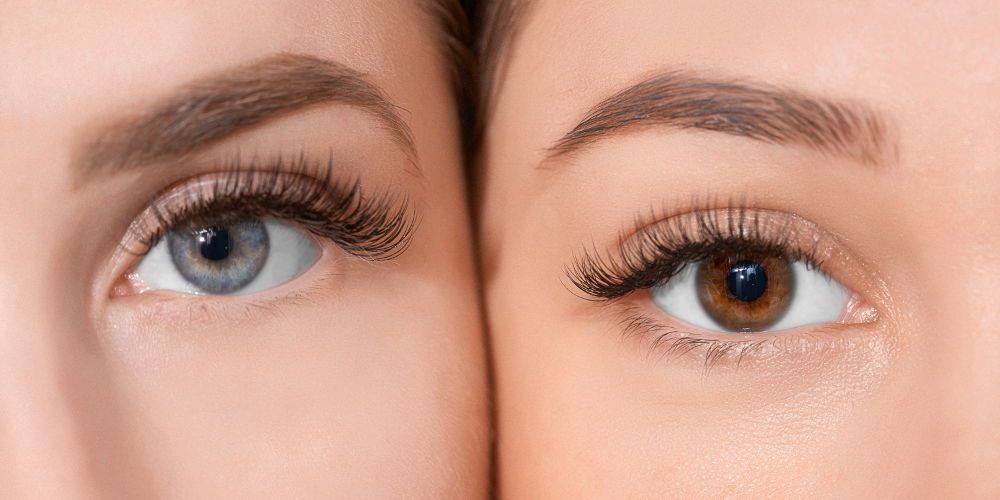 Eine Nahaufnahme der Augen zweier Frauen mit unterschiedlichen Farben.