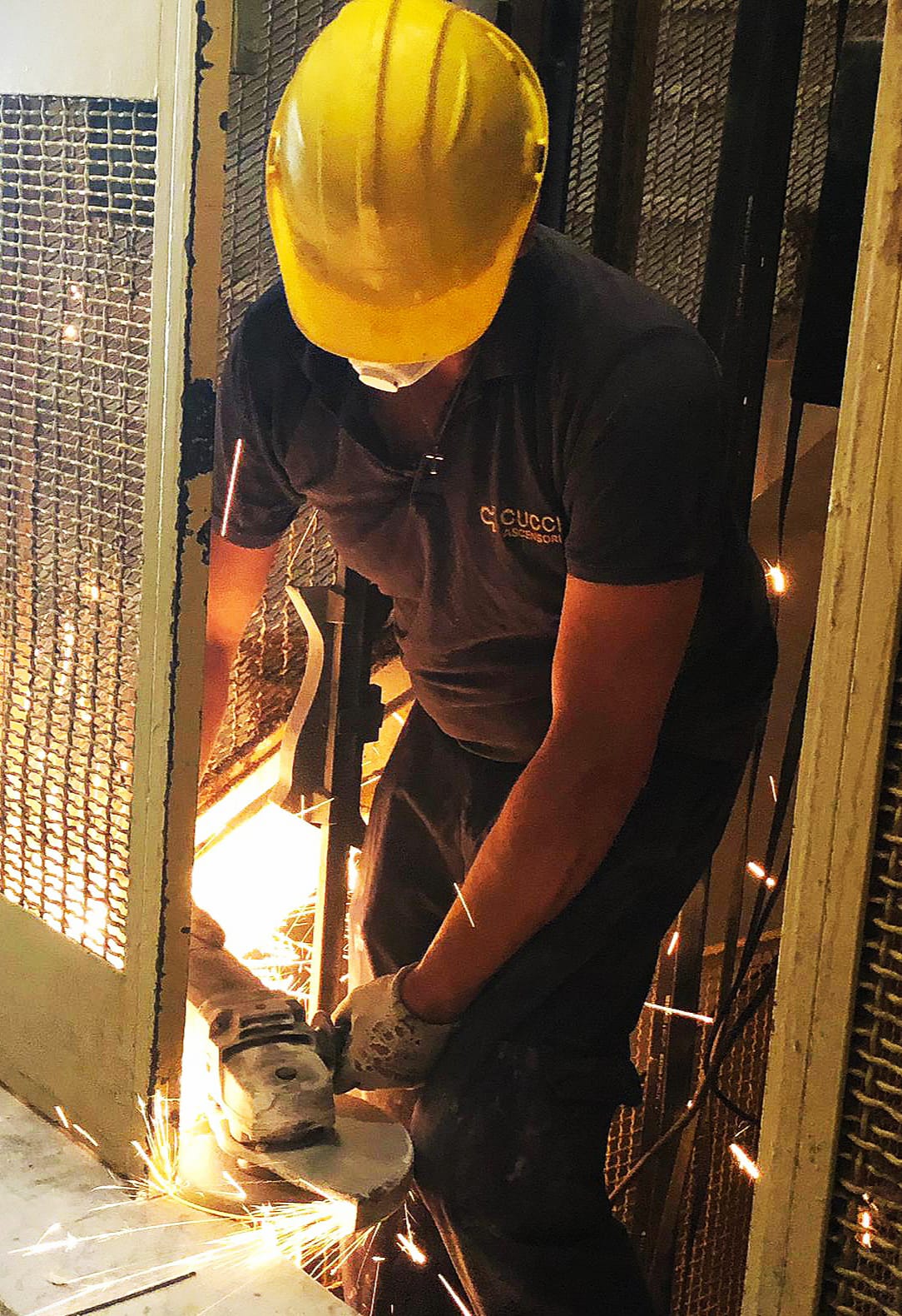 Operaio al lavoro su un ascensore