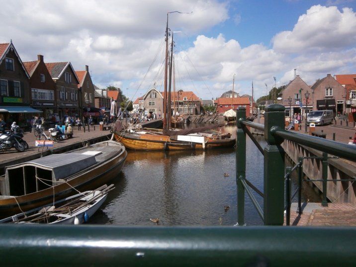 Even pauzeren in de zon op het dek van Christina, varend naar de volgende locatie Fietsvaar vakantie Intersail reizen, varen, Avontuur
