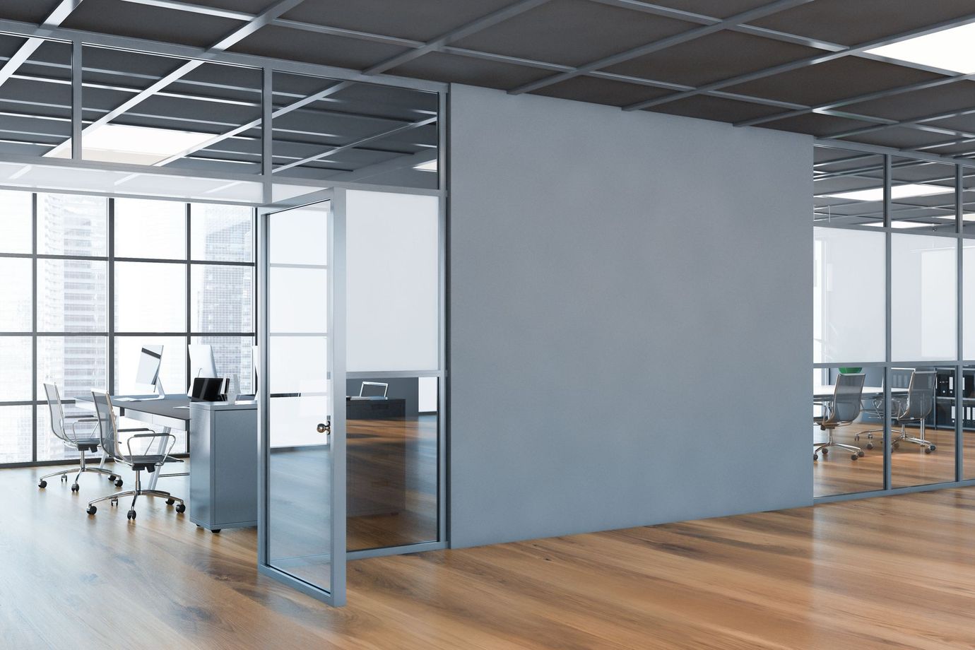 Intérieur de bureau moderne avec salles de réunion vitrées et parquet