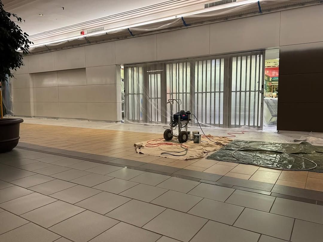 Hall d'entrée moderne vide avec un fauteuil roulant près des portes vitrées et du sol carrelé