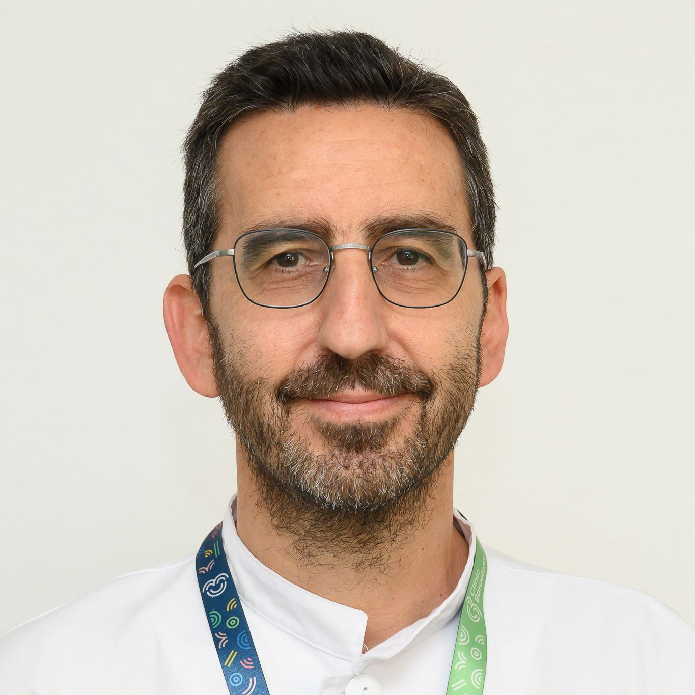 Pfr. Luís Masana Marín. Home calb amb vestit i camisa blanca somriu