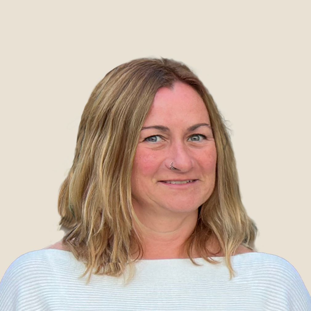 Dra. Núria Plana Gil. Dona amb ulleres porta un micròfon