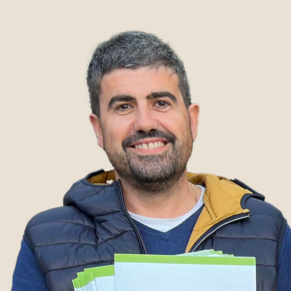 Pfr. Luís Masana Marín. Home calb amb vestit i camisa blanca somriu
