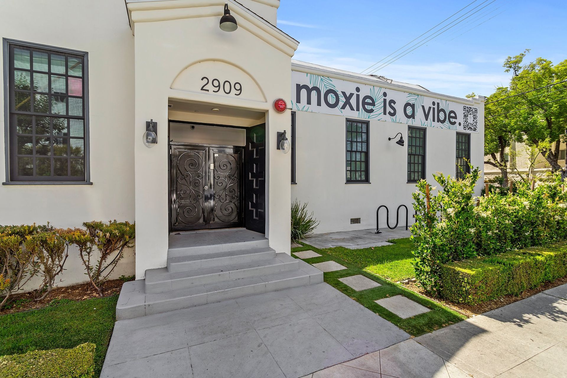 Oasis on Orchard furnished apartments near USC, front entrance at 2909 Orchard Avenue