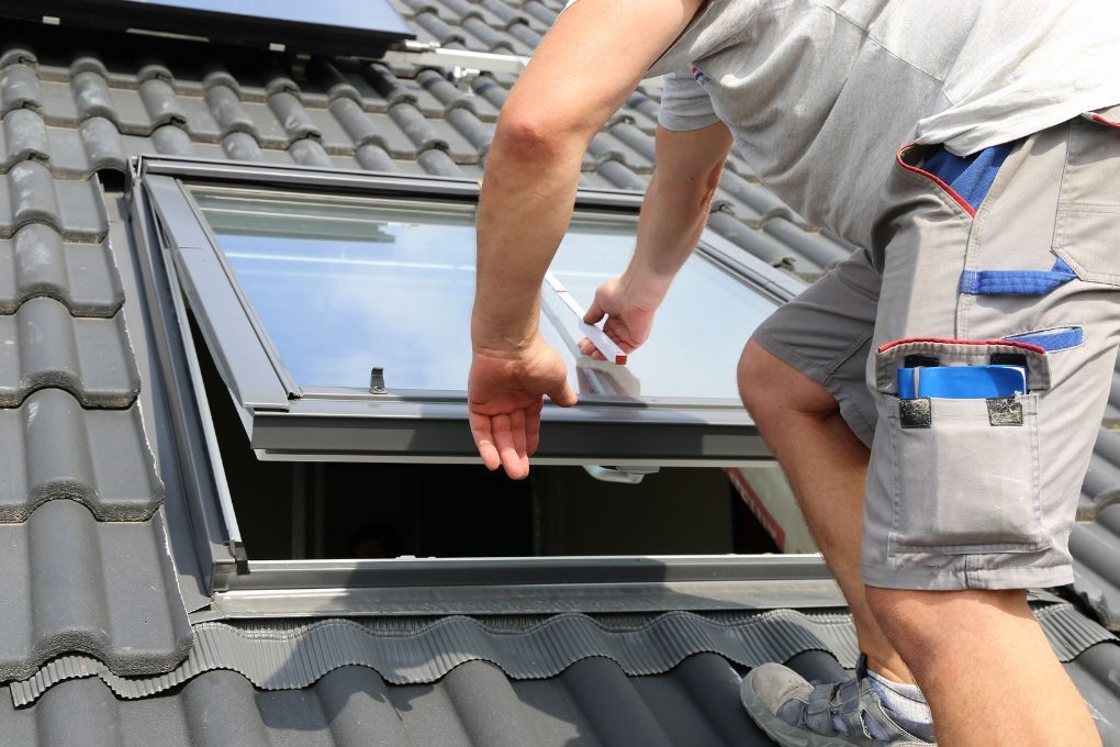 Roofers Kilmarnock fininishing fitting a new Velux skylight