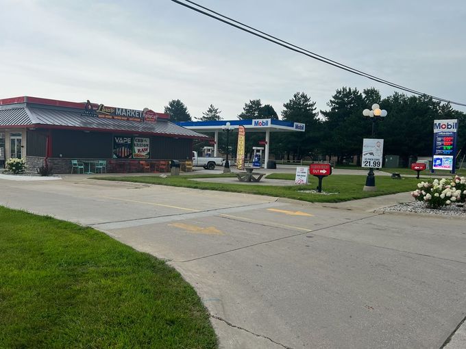 Lara's Market Convenience Store nad Gas Station Exterior Photo.