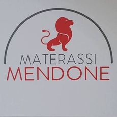 Logo stilizzato rosso di un leone su sfondo bianco, in piedi di profilo con la coda sollevata.