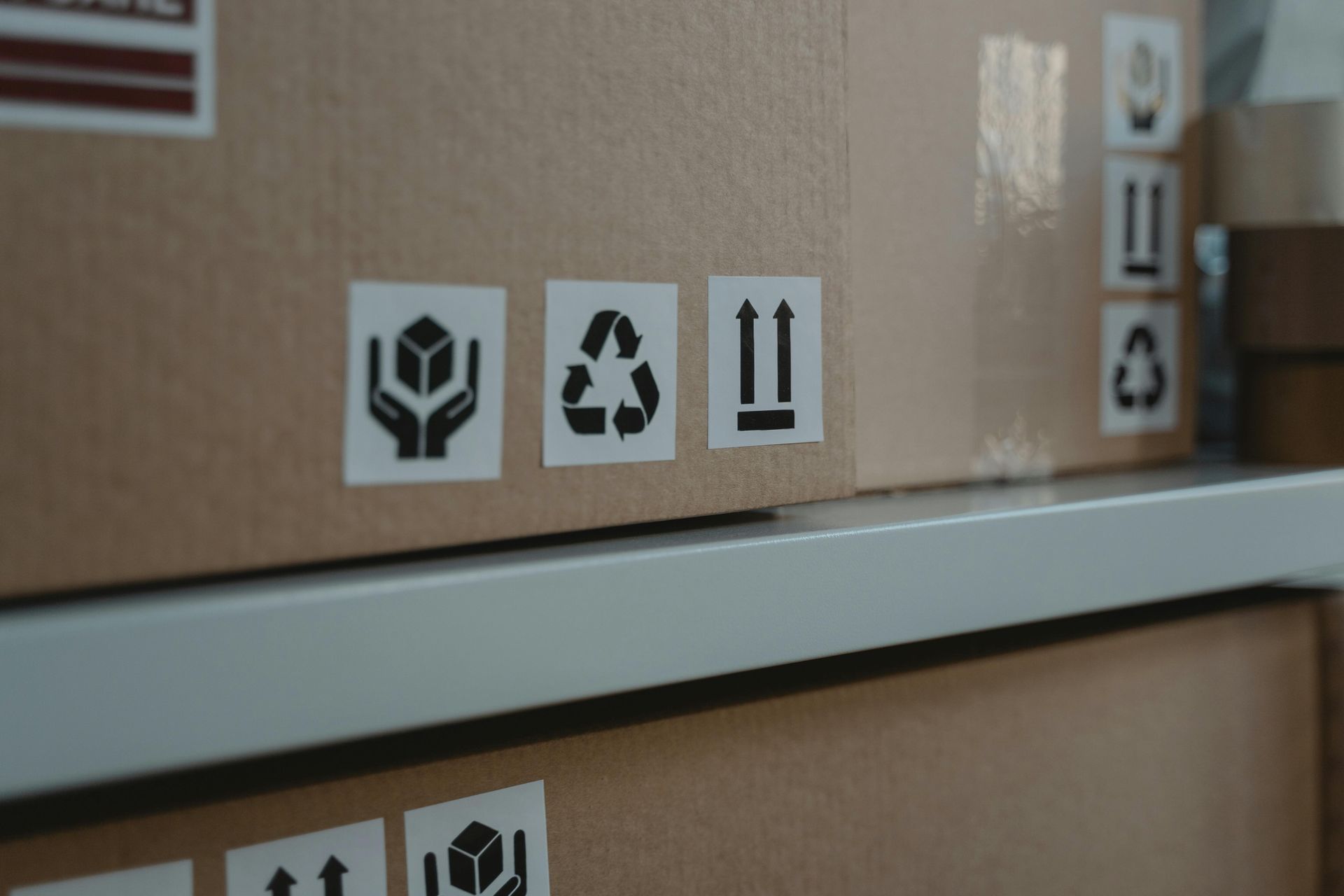 Une pile de boîtes en carton avec des étiquettes dessus sur une étagère.