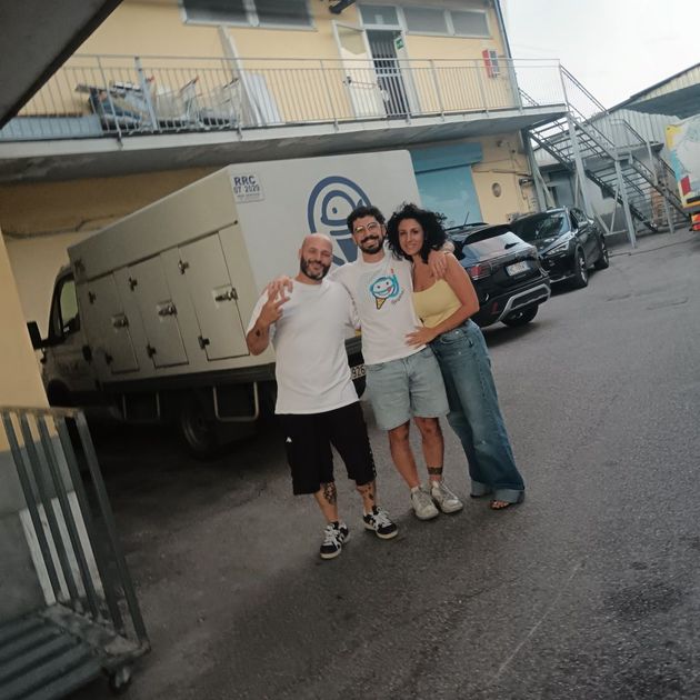 una famiglia in un campo agricolo
