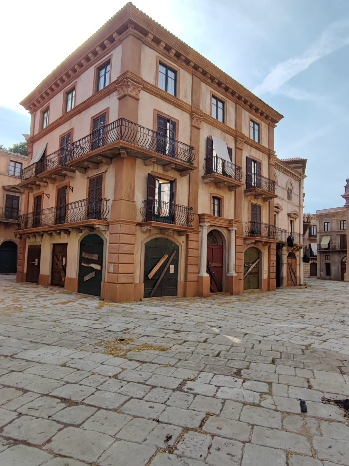 Infissi per edifici storici e cinema.