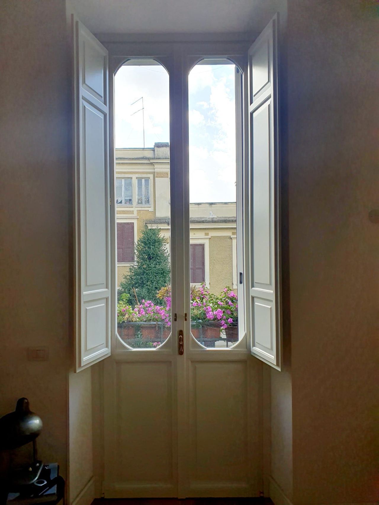 Finestre in legno nel centro di Roma.